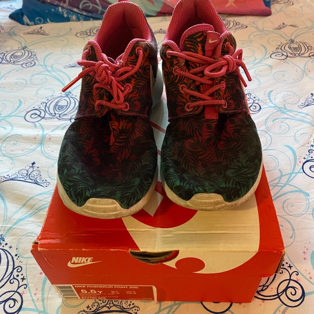 Nike roshe run sneakers